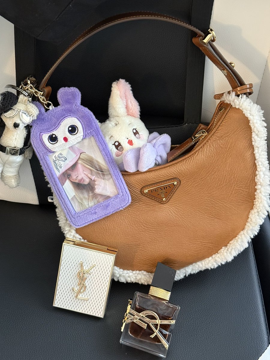 Yunsatan1229's tweet photo. Bought some matching items with Sana🥰👩��❤️‍👩
#트와이스 #사나 #TWICE #SANA #サナ https://t.co/ZQgLSaOjj1
