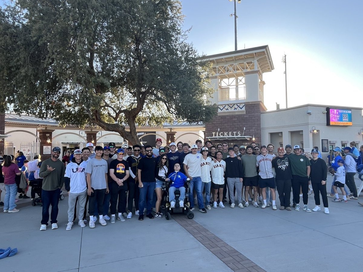 erau_baseball's tweet photo. Spring Break Getaway
The Boys spent some time with @goteamimpact Eli and his family last night while catching a spring training game @surprisestadium π€πΌβΎοΈπ¦
#onerope #eagles #erau #prescott #arizona #surprisestadium #spring #training #royals #giants #goteamimpact #macayos #fun https://t.co/c0LRdhVUm2