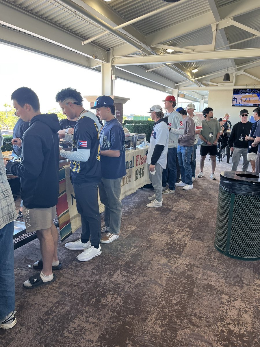 erau_baseball's tweet photo. Spring Break Getaway
The Boys spent some time with @goteamimpact Eli and his family last night while catching a spring training game @surprisestadium π€πΌβΎοΈπ¦
#onerope #eagles #erau #prescott #arizona #surprisestadium #spring #training #royals #giants #goteamimpact #macayos #fun https://t.co/c0LRdhVUm2