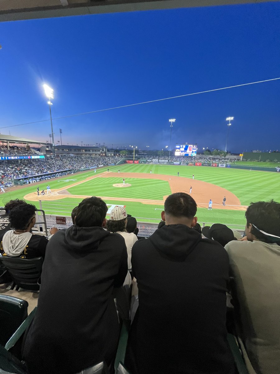 erau_baseball's tweet photo. Spring Break Getaway
The Boys spent some time with @goteamimpact Eli and his family last night while catching a spring training game @surprisestadium π€πΌβΎοΈπ¦
#onerope #eagles #erau #prescott #arizona #surprisestadium #spring #training #royals #giants #goteamimpact #macayos #fun https://t.co/c0LRdhVUm2