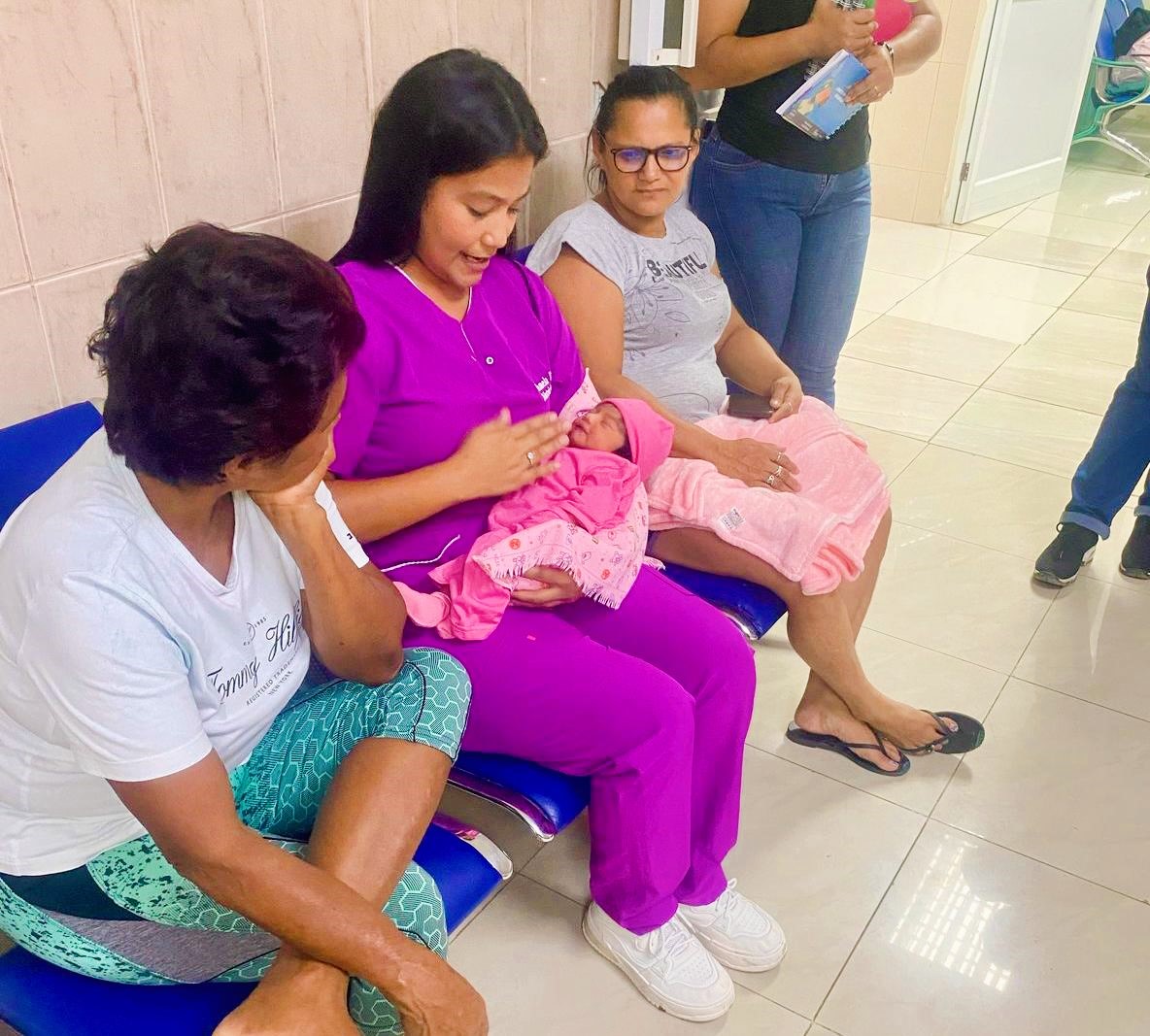DPS_LosRios's tweet photo. #Guayas | En el Hospital Básico El Empalme, nuestra nutricionista promueve, durante la estancia hospitalaria de las mujeres en la etapa del puerperio, temas relacionados a:

🤱🏽Posturas de lactancia materna y técnicas de amamantamiento

👩‍🍼Importancia de lactancia materna https://t.co/3Zl0FNR9G2
