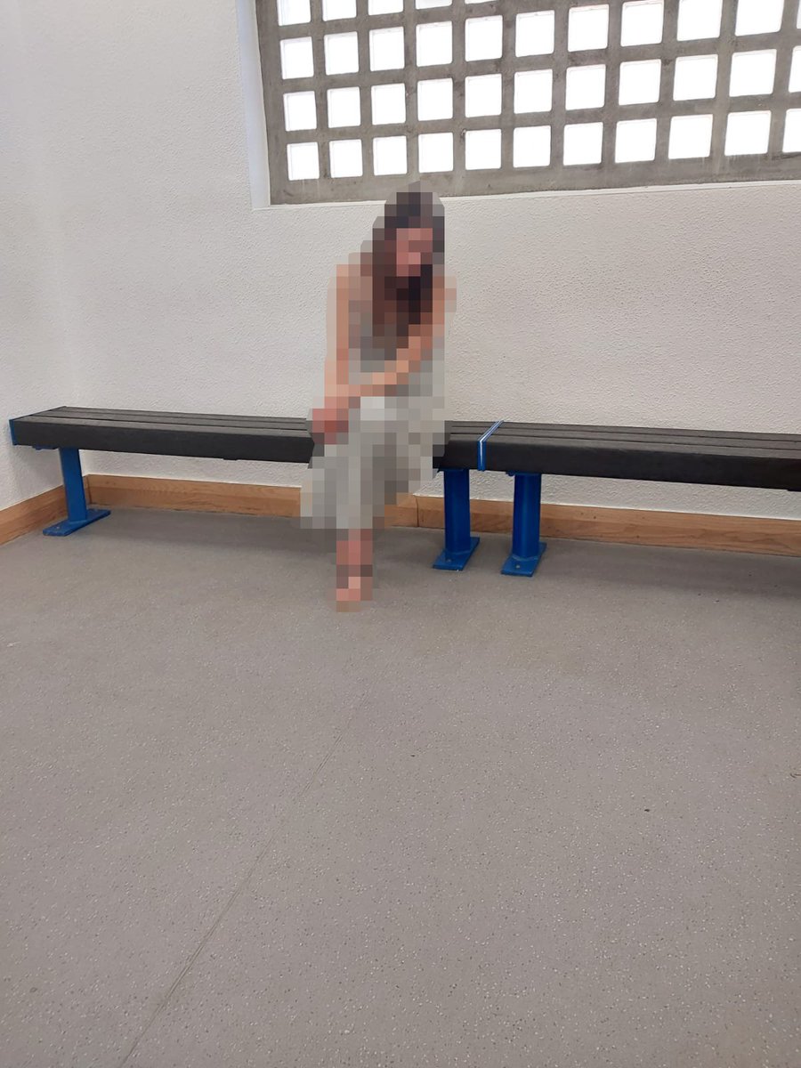Member of the public spotted this driver drinking vodka from the bottle. 🚨 #VanguardRST officers then saw her using a phone while driving. Checks revealed no MOT. Stopped in Staines-Upon-Thames—and tested positive for cocaine. ❌ Arrested.#Fatal5