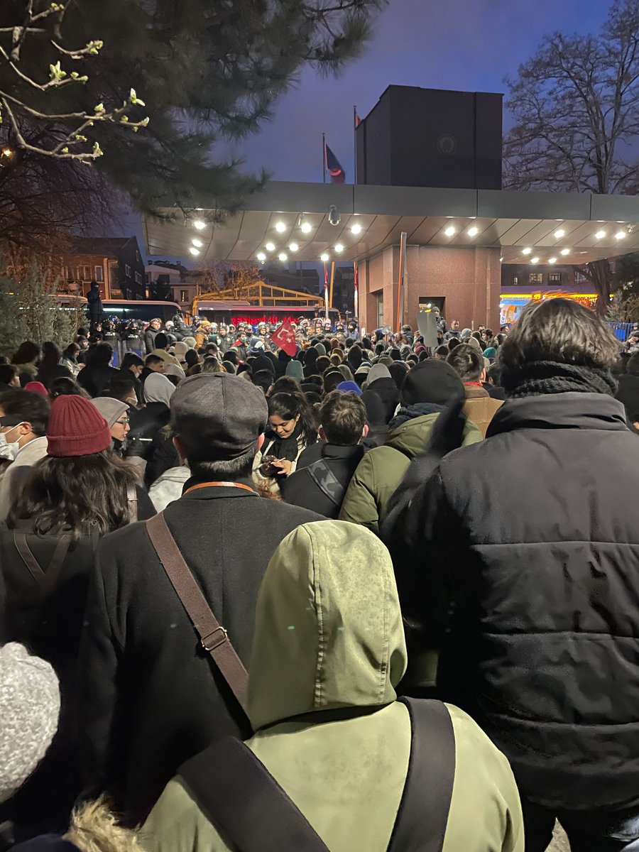 Sırf ODTÜ'lülerle buluşup yürüyemesinler diye öğrenciler kampüse kapatıldı. SESLERİNİ DUYURUN ANKARA ÜNİVERSİTESİ YALNIZ DEĞİLDİR!
#ankaraüniversitesi