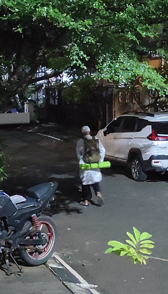 chikaarage's tweet photo. Gw open jastip doa keruntuhan rejim all, bapak gw lagi itikaf (dengan yoga mat hijau menyalanya) https://t.co/doZiWBRa3l