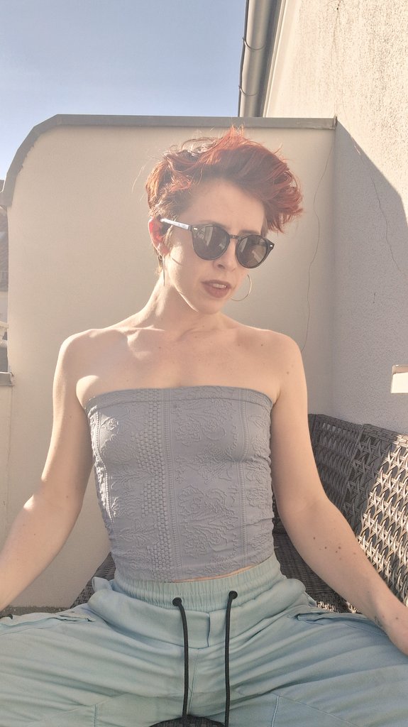scarletsiren___'s tweet photo. The sun makes everyone's juices pour out... 🌞💦 https://t.co/JpsPHK3CMd