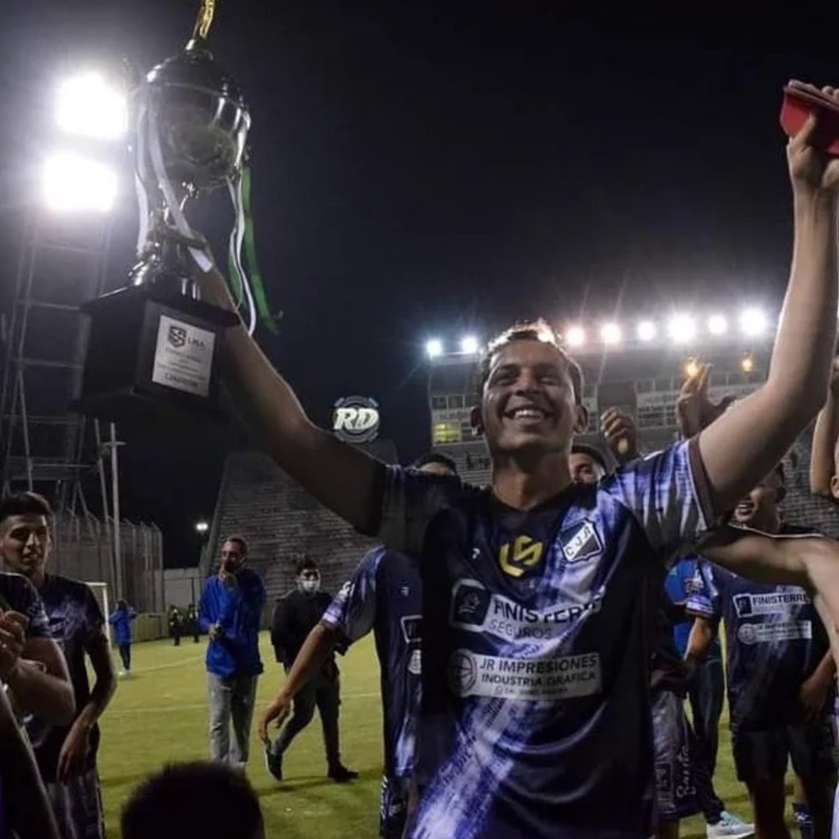 ¡160 veces capitán! 💙🤍🤎

Martín Esparza cumplió, en el debut en el Federal A, su partido 160 defendiendo la banda azul.
Desde su debut en el Torneo Anual 2012 hasta este partido en donde consiguió 2 títulos, campeón de la Liga Salteña 2021 y campeón del Torneo Regional 2021/22