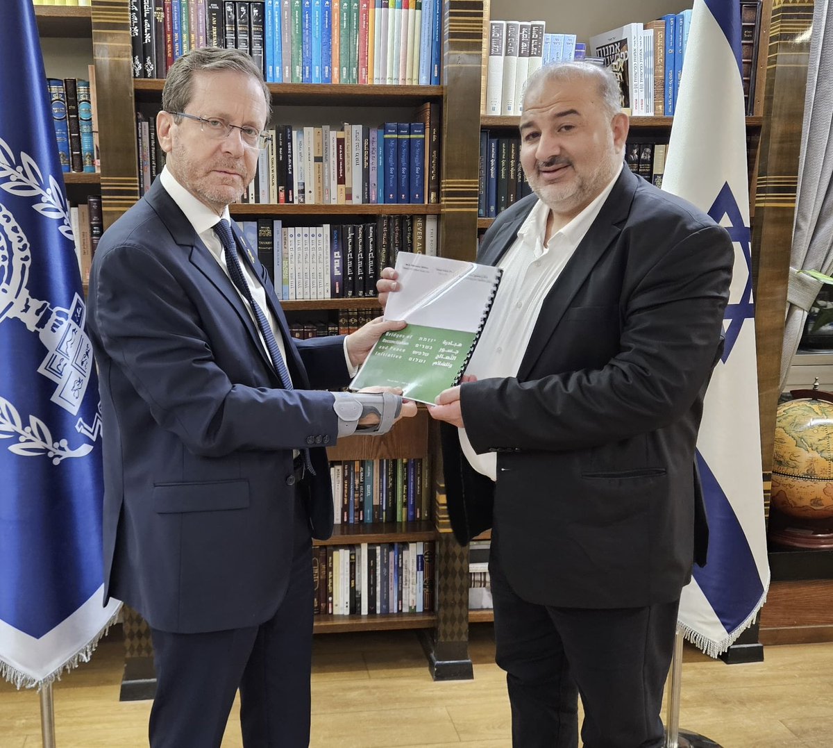 mnsorabbas's tweet image. בפגישתי עם נשיא המדינה מר יצחק הרצוג, הצגתי את עיקרי ״יוזמת גשרים של פיוס ושלום״ , להפסקת המלחמה והחזרת כל החטופים. זו הדרך לדעתי לסיום הסכסוך והפסקת שפיכות הדמים בין שני העמים.
זו דרך ערכית ריאלית של הכרה הדדית בזכויותיו של כל צד להגדרה עצמית, לחיים בביטחון ובשלום בשותפות…