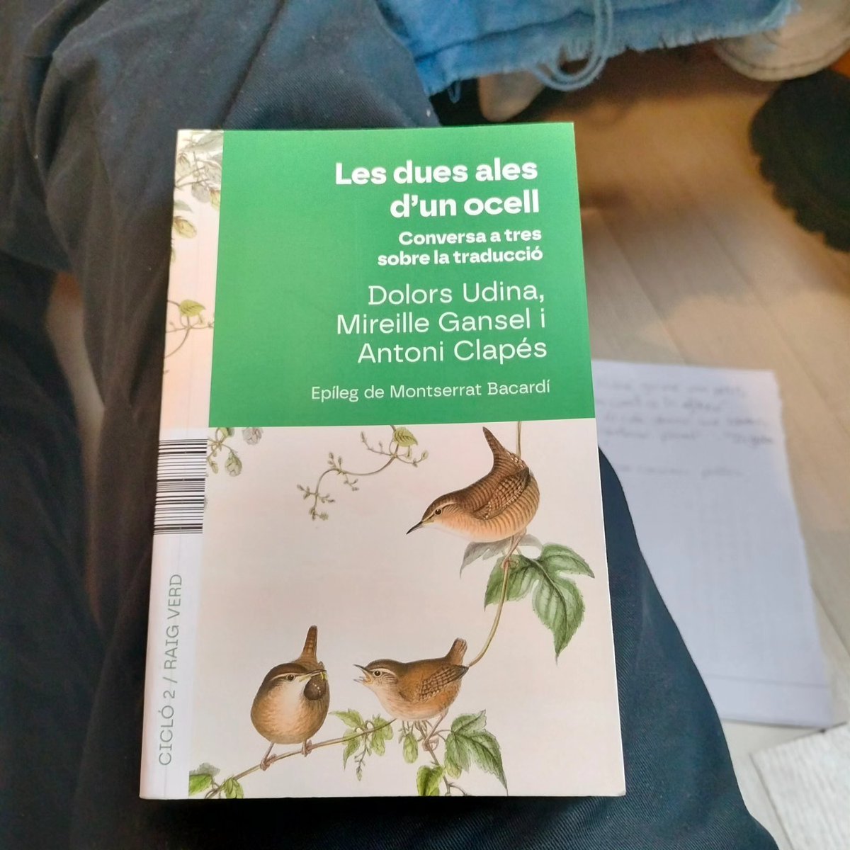 Raig verd enceta una col·lecció d'assaig, amb una gran base poètica. Nakayasu ens parla sobre la traducció "com a autoretrat". El segon títol parteix de les converses entre Dolors Udina, Mireille Gansel i Antoni Clapés. Petites joies.

<a href="/Raig_Verd/">Raig Verd Editorial</a> <a href="/LauraHuergaRV/">Laura Huerga</a> <a href="/sawakonakayasu/">Sawako Nakayasu</a>