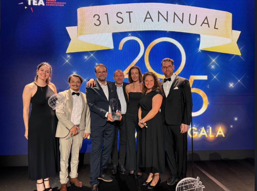 🏆 Le parc aquatique Aquascope du Futuroscope, avec l'#éclairage scénographique d'Ineo, entité d’Equans 🇫🇷, a remporté un TEA Award pour "meilleur parc aquatique du monde". 
Bravo à nos équipes qui ont créé une #expérience immersive et éco-responsable inédite !