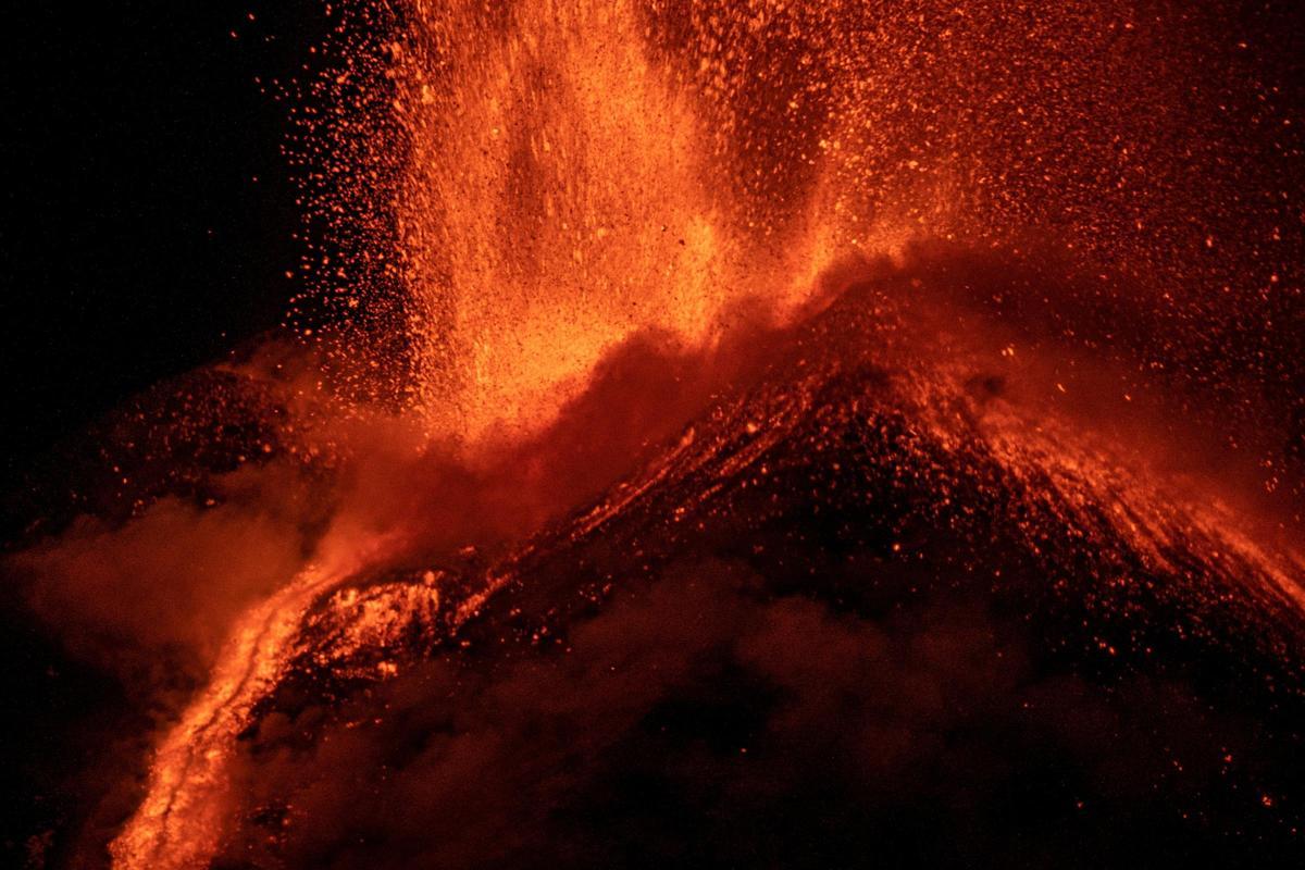 El volcán Etna, el más activo de Europa, registró nuevas erupciones.Según el Instituto Nacional de Geofísica y Vulcanología de Italia, la actividad comenzó la noche del miércoles con la activación de múltiples fumarolas.

 #Etna #Erupción #Italia