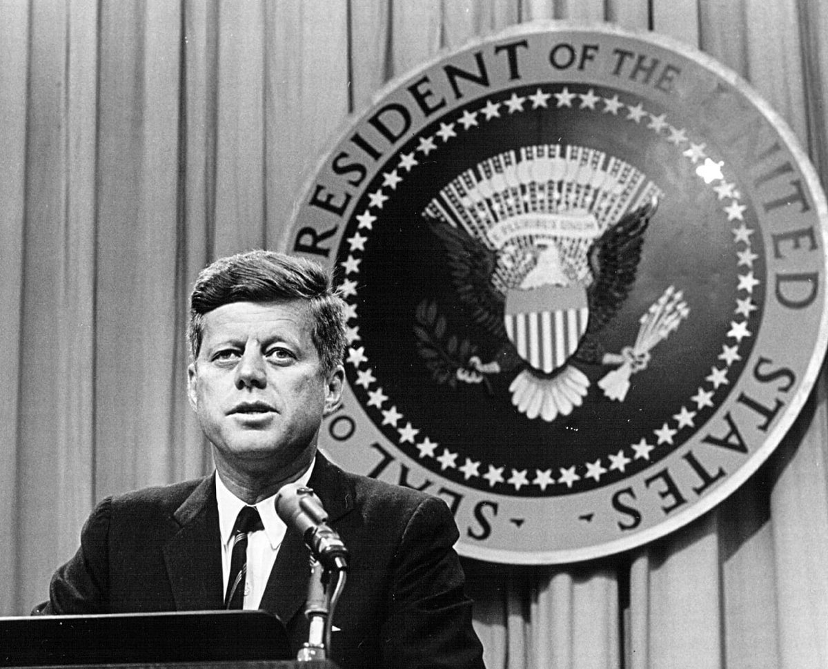O Caso Apollo, JFK ia enviar inspetores de armas da ONU para Israel a fim de descobrir onde eles conseguiram armas nucleares. Foi a CIA que deu aos seus companheiros do Mossad 600 libras de urânio altamente enriquecido.