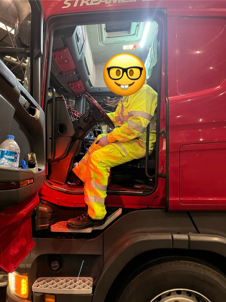 DVSAEnforcement's tweet photo. #JointOperation at #FelixstowePort with #BorderForce
1️⃣2️⃣Vehicles checked
6️⃣2️⃣Offences
£7️⃣0️⃣0️⃣0️⃣issued in fixed penalties‼️
#DVSA #PartnershipWorking #DriversHours #TakeABreak https://t.co/R9Z1G7IYME