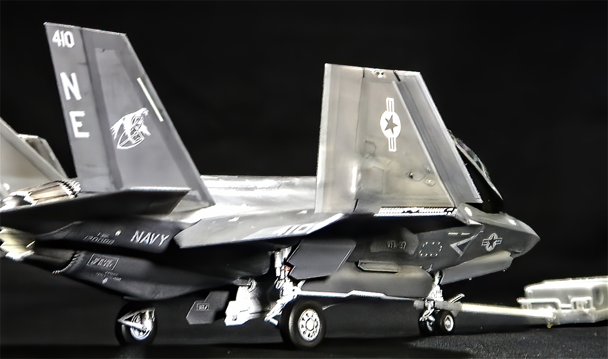 glassgirlmaker's tweet image. Tamiya F35C 1/48
ステルスなのにロービジというのも不思議。
あめ舐めてるのにガムも口に入れるみたいな、違うか。　
#プラモデル #F35C