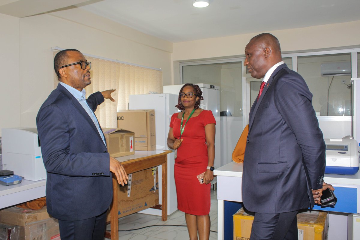 cam_crid's tweet image. Mr Jude Anele, CEO of @ubacameroon  was hosted at #CRID this day. The goal was to engage more with CRID’s administration. After a briefing on CRID&apos;s activities, @Judeanele6 visited a #laboratory and reaffirmed his desire to facilitate #collaboration between the two #institutions.