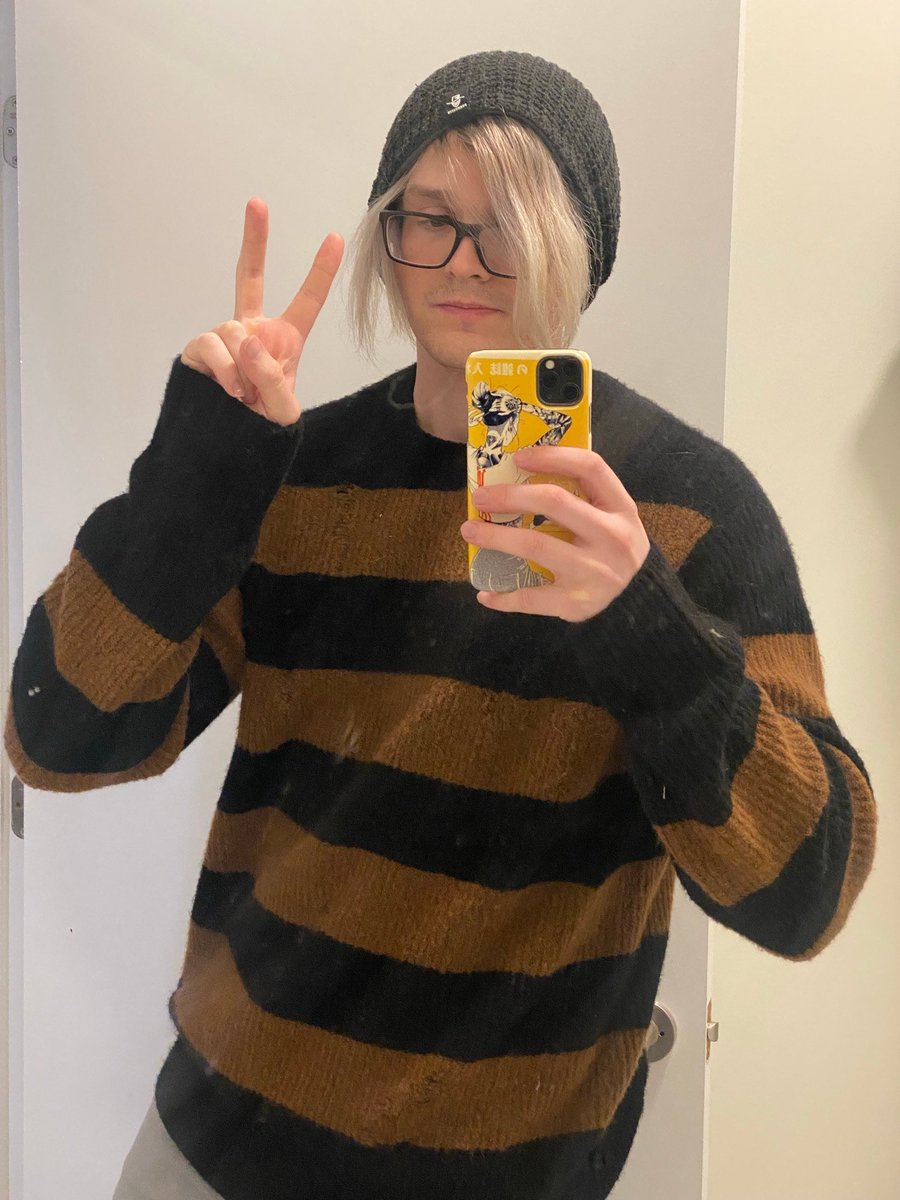 dekubrush's tweet image. My name’s Danny and I mostly want to just tell silly jokes but by day I’m a Senior Character Artist for videogames currently working on Overwatch 2. 

I also apparently have one pose.

#WhatAGameDevLooksLike