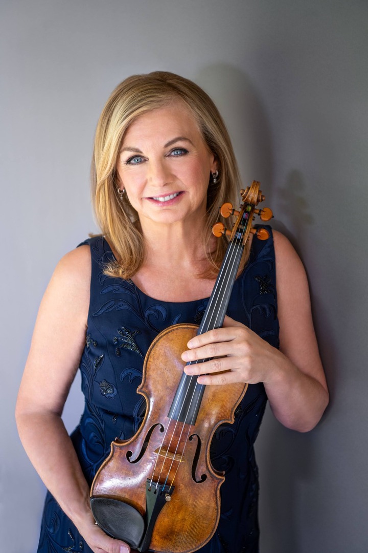 LACOtweets's tweet photo. “LACO’s versatility creates intimate, adventurous concerts under Margaret Batjer’s leadership.” 

Batjer's mastery moves from delicate melodies to thrilling runs, captivating audiences. Join her for Vanguard: Farrenc's Nonet. A female composer celebration! 🎻🎶
📅 Apr 5 &amp; 6 https://t.co/dVx0FNHnHC