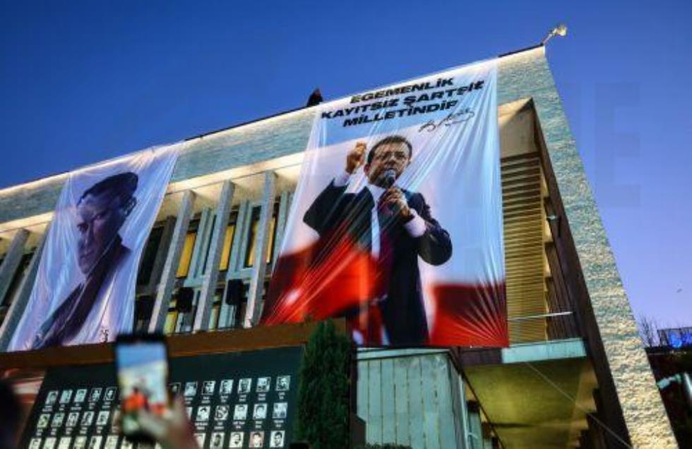 Ὁ Ἰμάμογλου, ποὺ ὑποστηρίζουν οἱ «δημοκράτες» καί «προοδευτικοί» ραγιαδο-νεοέλληνες, εἶναι ἕνας Βρωμερὸς Κεμαλιστής, ἀρχηγὸς τοῦ κόμματος τοῦ Γενοκτόνου Κεμᾶλ. Εἶναι τὸ ἴδιο Ἀνθελληνικὸ Σκουπίδι μὲ τὸν Ἐρντογᾶν! #Τουρκια