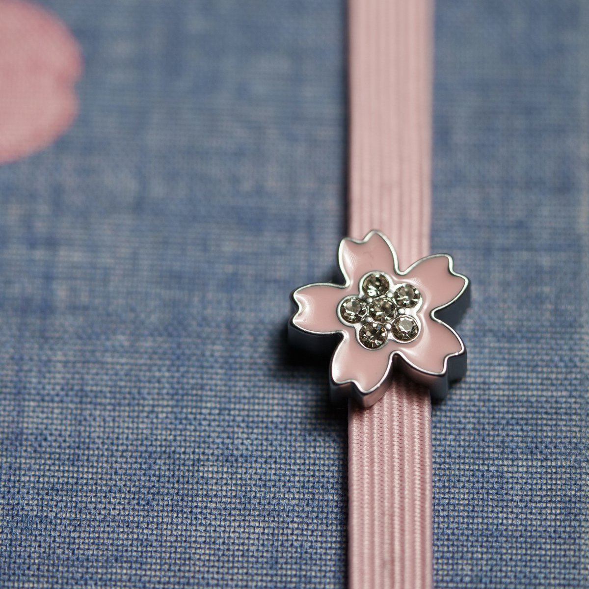 Creativity, like spring, is a season of renewal. Some moments fade, but when captured on the page, they take on a new life—pressed between the lines like delicate flowers, to bloom new inspiration throughout the seasons.

moleskine.com/sakura

#Sakura #SakuraSeason