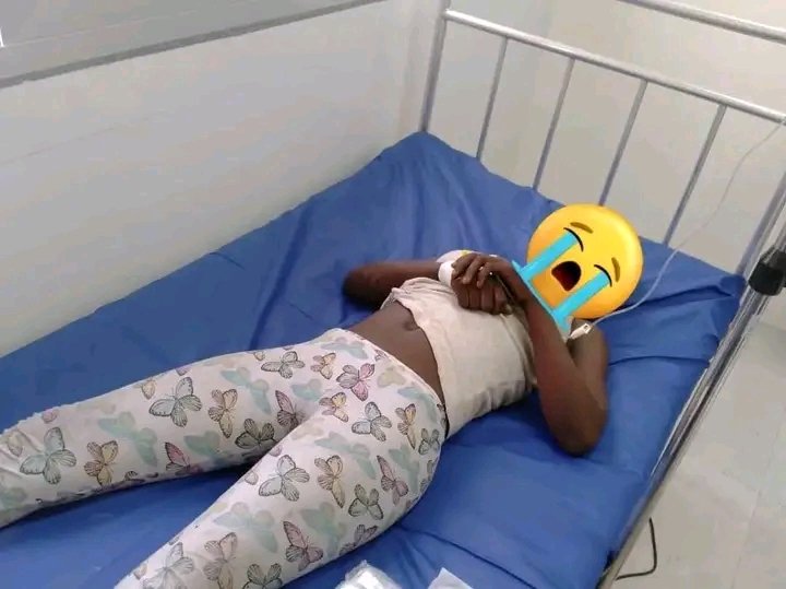 Digital_drc's tweet photo. 💔😭Un drame tragique s'est abattu sur la commune de Kimbanseke, plus précisément ds le quartier Ngaboko, où 5 des 8 enfants d'une même famille ont succombé après avoir ingéré un riz préparé avec une huile apparemment empoisonnée reçue d'une voisine. A déclaré l'aîné d ses👨‍👩‍👧‍👧👨‍👩‍👧‍👧 https://t.co/cIr40VofDs