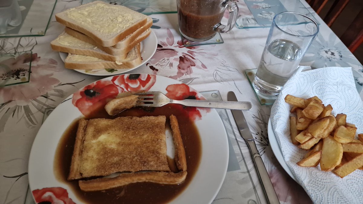 CNoonan82's tweet photo. My friends favorite meal- jug of gravy, half a loaf of buttered white bread and a side portion of chips because he can’t have things touching on his plate. Gravy pooled on the plate and the bread soaked in it individually #ratemyplate https://t.co/IiIPCh1QzP