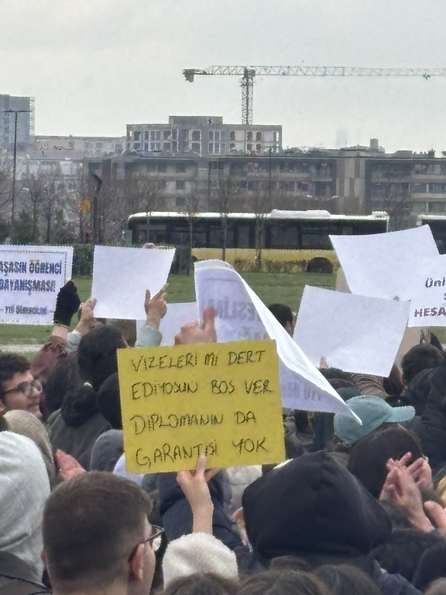 Yıldız Teknik Üniversitesi öğrencileri Ekrem İmamoğlu için direniyor.

"Vizeleri mi dert ediyorsun? Boşver, diplomanın da garantisi yok."