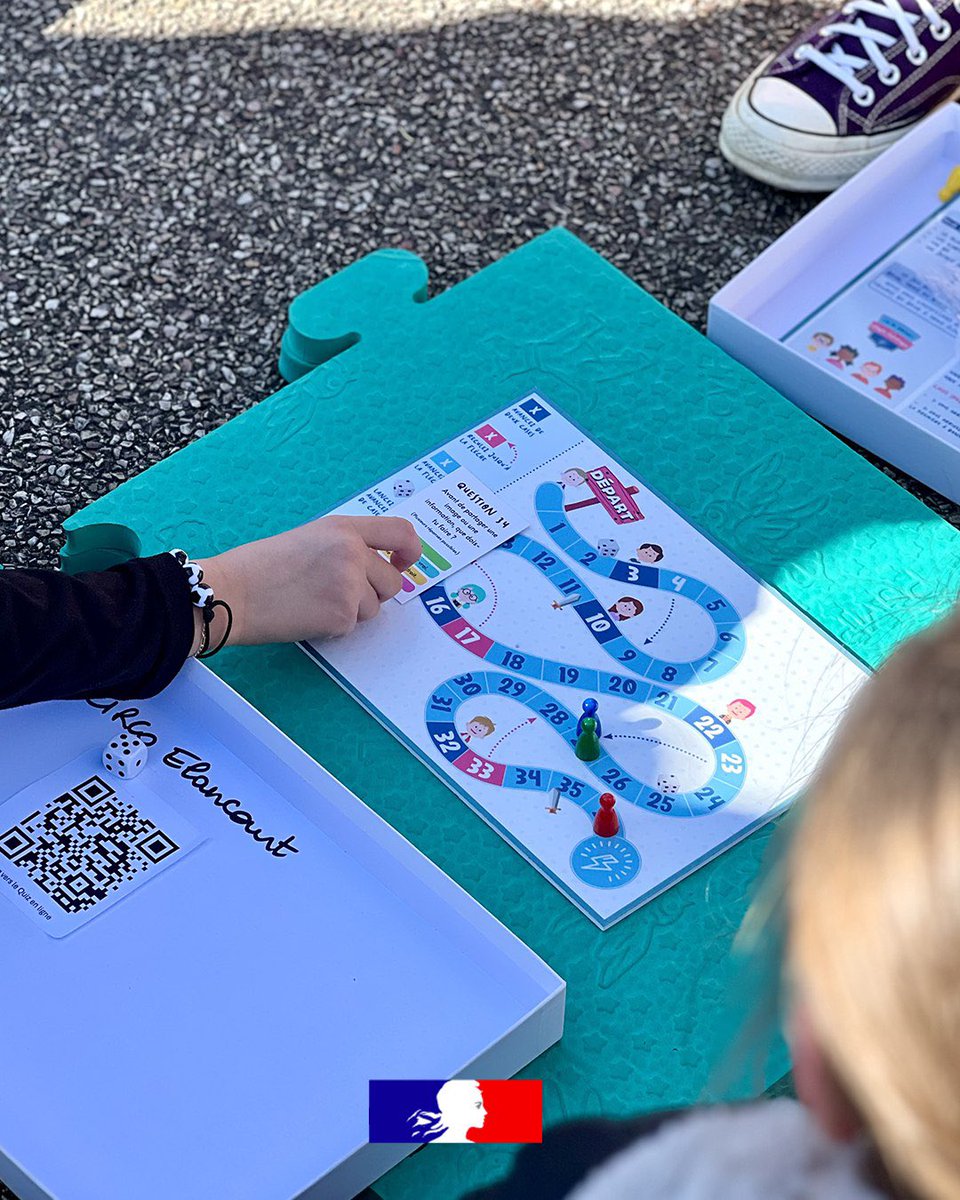 Ce matin, le Recteur s'est rendu à l'école Reine Astrid à Aubergenville à l'occasion de la centième intervention du dispositif B.I.N'S.

 👉 Ce dispositif, fait intervenir des conseillers pédagogiques spécialisés dans le numérique pour soutenir l'éducation des élèves.