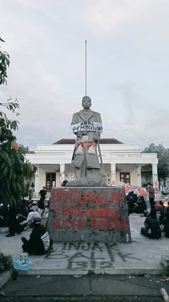 joeyakarta's tweet photo. Pesan dan suara rakyat #TolakRevisiUUTNI #TolakUUTNI kpd wakil rakyat yg tak pernah benar2 mewakili rakyat masih bergema di gedung @dprd_diy hingga malam ini ✊🏼🔥 https://t.co/lXTuZKosJO