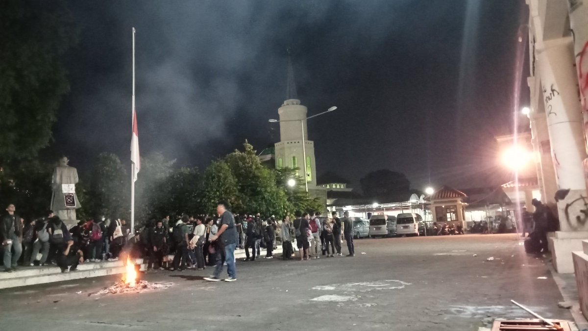 Pesan dan suara rakyat #TolakRevisiUUTNI #TolakUUTNI kpd wakil rakyat yg tak pernah benar2 mewakili rakyat masih bergema di gedung <a href="/dprd_diy/">#DPRDDIYRumahKita</a> hingga malam ini ✊🏼🔥