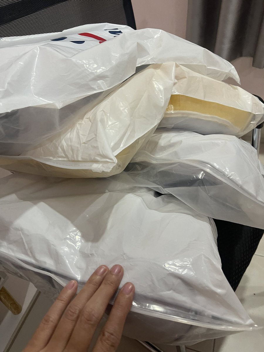 SauNguyen168's tweet photo. Đơn hàng gối hôm nay giao khách!
Tất cả đều là khách hàng lạ mới tinh 
Cảm ơn vì đã tin tưởng S, cho S cơ hội để hỗ trợ mọi người phương pháp giảm đau nhức mỏi cổ vai gáy và có 1 giấc ngủ thật ngon😍😍 https://t.co/tt9KdeTF8K