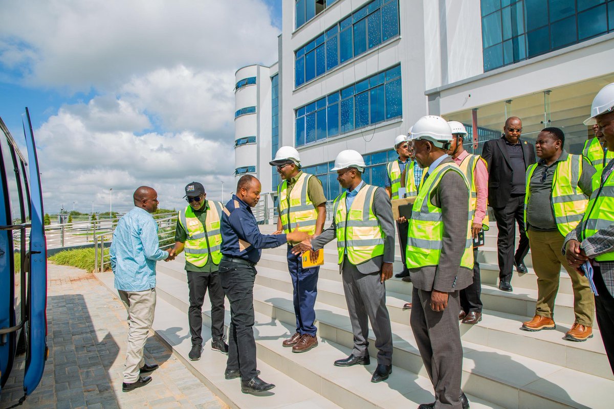 MadiniTanzania's tweet photo. *WIZARA YA MADINI KUANZA UTOAJI HUDUMA NDANI YA JENGO JIPYA KUANZIA MEI 15

Kamati ya Bunge Yasema ina matumaini Makubwa na Hatua iliyofikiwa, Wapongeza Serikali kutoa fedha

Ujenzi Wafikia Asilimia 92.8

📍 *Dodoma*

Waziri wa Madini Mhe. Anthony Mavunde ameiambia Kamati ya Kudumu ya Bunge ya Nishati na  Madini kwamba, ifikapo Mei 15, 2025, Huduma zote za Wizara Makao Makuu, zitaanza kutolewa katika Jengo Jipya la Wizara Mji wa Serikali- Mtumba baada ya michakato yote kukamilishwa.

Amesema hayo leo Machi 20, 2025, wakati wa ziara ya Kamati hiyo ilipotembelea kukagua maendeleo ya mradi huo ambapo ujenzi wake umefikia asilimia 92.8, huku kazi chache zilizobaki zikihusisha ukamilishaji wa masuala ya mifumo ya TEHAMA, zimamoto, rangi na samani za ndani ambapo tayari Wizara imekwisha kutangaza zabuni ya samani hizo.

‘’Mhe. Mwenyekiti, kukamilika kwa jengo hili kutaiwezesha Wizara kuwahudumia watanzania na wageni kutokea eneo moja na hivyo  kutoa huduma kwa urahisi kuliko ilivyo sasa ambapo baadhi ya watumishi wako kwenye maeneo mengine ikiwemo katika eneo la ilipo Taasisi ya Jiolojia na Utafiti wa Madini Tanzania (GST) na hapa Mtumba,’’ amesema Mhe. Mavunde.

Ametumia fursa hiyo kuishukuru Serikali kwa kwa kuweka nguvu ili kukamilisha mradi wa Mji wa Serikali na kuweza kutoa kiasi cha shilingi bilioni 300 kwa ajili ya ujenzi wa mji huo na kueleza kuwa, uwepo wa mji huo utasaidia kurahisisha utoaji huduma kwa Serikali na kuongeza kwamba, umeongeza mwonekano  mzuri  wa mji  wa Dodoma huku akitolea mfano wa Nchi ya Malaysia kuwa na mfumo kama Mtumba.

Naye, Mwenyekiti wa Kamati hiyo Mhe. Dkt. David Mathayo amesema kwamba Kamati hiyo ina matumiani makubwa kutokana na hatua iliyofikiwa ya ujenzi wa jengo hilo na hivyo kutoa pongezi kwa Serikali kwa kutoa fedha kukamilisha majengo yaliyopo katika mji huo na kusema kwamba  uwepo wa Wizara zote katika mji huo utarahisisha utoaji huduma kwa wawekezaji na watanzania  kama ilivyo kwa nchi ya Brazil.

Katika hatua nyingine, Mhe. Dkt. Mathayo ameumwagia sifa uongozi wa Wizara ya Madini kutokana na namna wanavyosimamia shughuli za Sekta ya Madini na kueleza kuwa, kitendo hicho kinatoa ahueni kwa kamati hiyo ambayo inasimamia Wizara za Madini na Nishati.

‘’Tunawafahamu namna mnavyochapa kazi, kamati yetu tuna furahi tuna viongozi walionyooka, ni viongozi, wazoefu na wachapakazi. Hatuna shaka kama kamati tunafurahi kwasaabu mnaisimamia wizara vizuri,’’ amesema Dkt. Mathayo.

Awali, Mkurugenzi wa Idara ya Utawala na Rasilimali Watu Wizara ya Madini, Festus Mbwilo akisoma taarifa ya maendeleo ya mradi, ameieleza kamati kuwa Wizara imeendelea kusimamia kwa karibuni utekelezaji wa mradi huo ulioanzamwaka 2021 ili ukamilike kwa wakati ikiwemo kuchukua hatua za kukabiliana na changamoto zinazojitokeza

Mkandarasi wa jengo la Wizara ya Madini ni Shirika la Nyumba la Taifa (NHC) na linajengwa kwa gharama ya shilingi bilioni 22.8 na Mshauri Elekezi ni Wakala wa Majengo Tanzania (TBA).