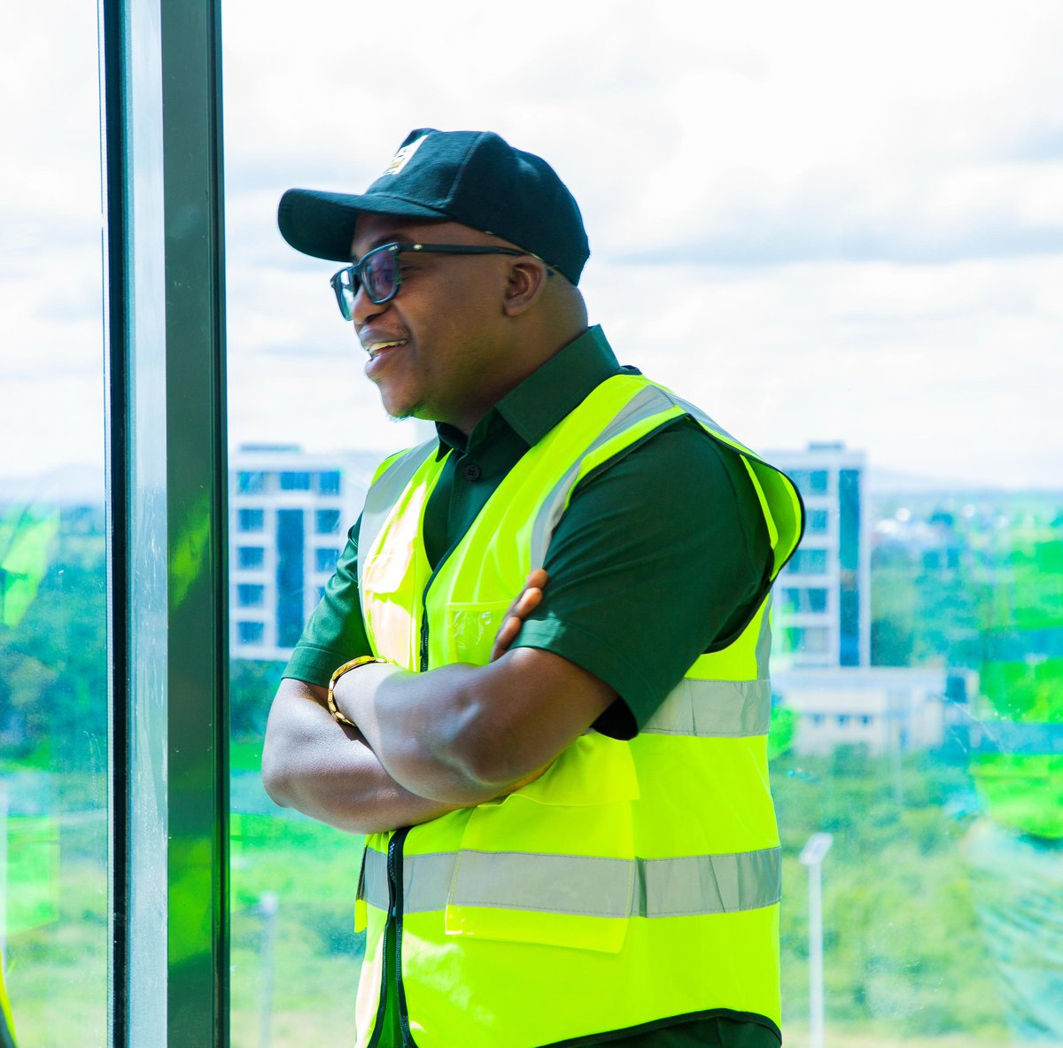 MadiniTanzania's tweet photo. *WIZARA YA MADINI KUANZA UTOAJI HUDUMA NDANI YA JENGO JIPYA KUANZIA MEI 15

Kamati ya Bunge Yasema ina matumaini Makubwa na Hatua iliyofikiwa, Wapongeza Serikali kutoa fedha

Ujenzi Wafikia Asilimia 92.8

📍 *Dodoma*

Waziri wa Madini Mhe. Anthony Mavunde ameiambia Kamati ya Kudumu ya Bunge ya Nishati na  Madini kwamba, ifikapo Mei 15, 2025, Huduma zote za Wizara Makao Makuu, zitaanza kutolewa katika Jengo Jipya la Wizara Mji wa Serikali- Mtumba baada ya michakato yote kukamilishwa.

Amesema hayo leo Machi 20, 2025, wakati wa ziara ya Kamati hiyo ilipotembelea kukagua maendeleo ya mradi huo ambapo ujenzi wake umefikia asilimia 92.8, huku kazi chache zilizobaki zikihusisha ukamilishaji wa masuala ya mifumo ya TEHAMA, zimamoto, rangi na samani za ndani ambapo tayari Wizara imekwisha kutangaza zabuni ya samani hizo.

‘’Mhe. Mwenyekiti, kukamilika kwa jengo hili kutaiwezesha Wizara kuwahudumia watanzania na wageni kutokea eneo moja na hivyo  kutoa huduma kwa urahisi kuliko ilivyo sasa ambapo baadhi ya watumishi wako kwenye maeneo mengine ikiwemo katika eneo la ilipo Taasisi ya Jiolojia na Utafiti wa Madini Tanzania (GST) na hapa Mtumba,’’ amesema Mhe. Mavunde.

Ametumia fursa hiyo kuishukuru Serikali kwa kwa kuweka nguvu ili kukamilisha mradi wa Mji wa Serikali na kuweza kutoa kiasi cha shilingi bilioni 300 kwa ajili ya ujenzi wa mji huo na kueleza kuwa, uwepo wa mji huo utasaidia kurahisisha utoaji huduma kwa Serikali na kuongeza kwamba, umeongeza mwonekano  mzuri  wa mji  wa Dodoma huku akitolea mfano wa Nchi ya Malaysia kuwa na mfumo kama Mtumba.

Naye, Mwenyekiti wa Kamati hiyo Mhe. Dkt. David Mathayo amesema kwamba Kamati hiyo ina matumiani makubwa kutokana na hatua iliyofikiwa ya ujenzi wa jengo hilo na hivyo kutoa pongezi kwa Serikali kwa kutoa fedha kukamilisha majengo yaliyopo katika mji huo na kusema kwamba  uwepo wa Wizara zote katika mji huo utarahisisha utoaji huduma kwa wawekezaji na watanzania  kama ilivyo kwa nchi ya Brazil.

Katika hatua nyingine, Mhe. Dkt. Mathayo ameumwagia sifa uongozi wa Wizara ya Madini kutokana na namna wanavyosimamia shughuli za Sekta ya Madini na kueleza kuwa, kitendo hicho kinatoa ahueni kwa kamati hiyo ambayo inasimamia Wizara za Madini na Nishati.

‘’Tunawafahamu namna mnavyochapa kazi, kamati yetu tuna furahi tuna viongozi walionyooka, ni viongozi, wazoefu na wachapakazi. Hatuna shaka kama kamati tunafurahi kwasaabu mnaisimamia wizara vizuri,’’ amesema Dkt. Mathayo.

Awali, Mkurugenzi wa Idara ya Utawala na Rasilimali Watu Wizara ya Madini, Festus Mbwilo akisoma taarifa ya maendeleo ya mradi, ameieleza kamati kuwa Wizara imeendelea kusimamia kwa karibuni utekelezaji wa mradi huo ulioanzamwaka 2021 ili ukamilike kwa wakati ikiwemo kuchukua hatua za kukabiliana na changamoto zinazojitokeza

Mkandarasi wa jengo la Wizara ya Madini ni Shirika la Nyumba la Taifa (NHC) na linajengwa kwa gharama ya shilingi bilioni 22.8 na Mshauri Elekezi ni Wakala wa Majengo Tanzania (TBA).