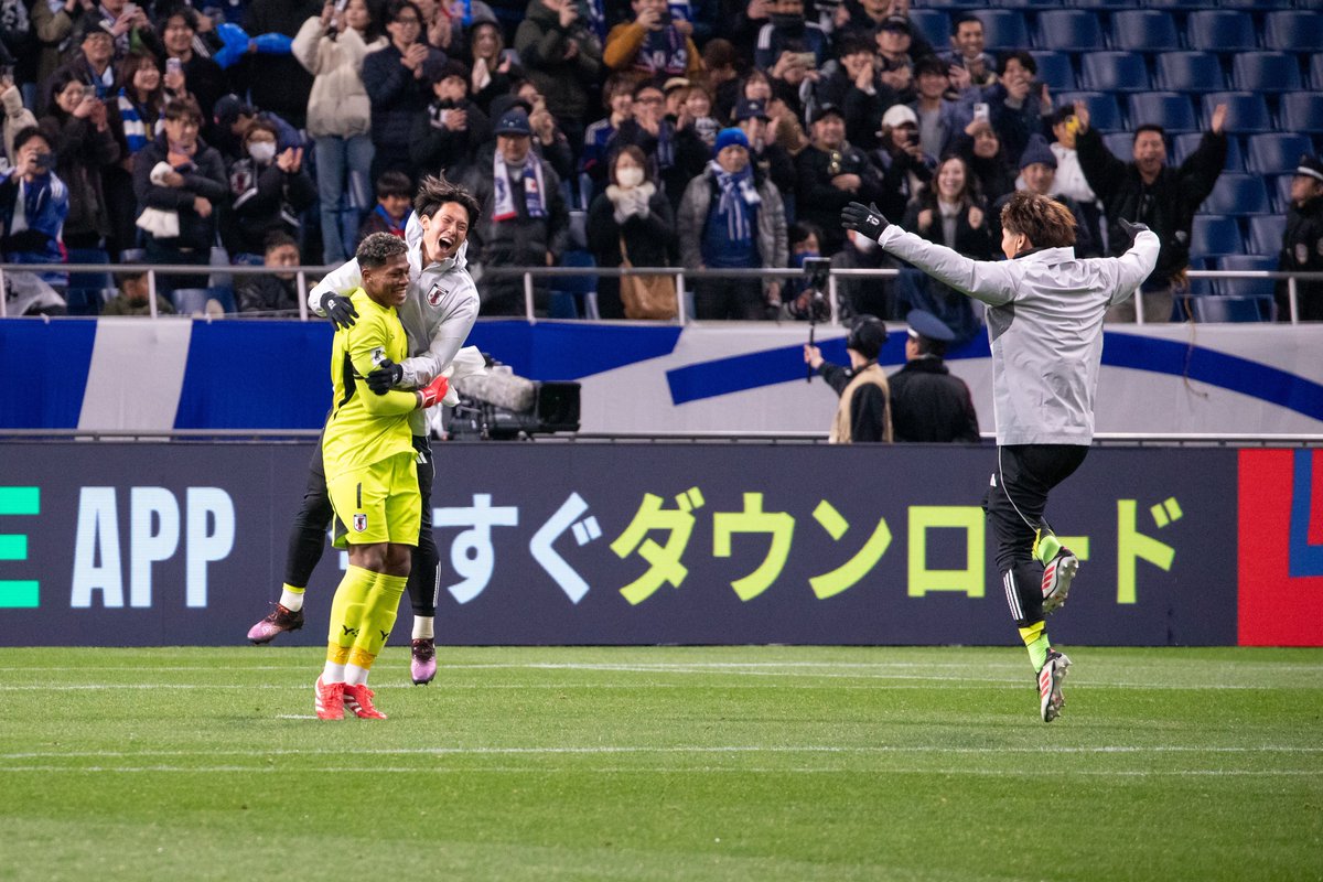 football_80D's tweet image. W杯出場を決め喜ぶGK&apos;s

#鈴木彩艶 #谷晃生 #大迫敬介