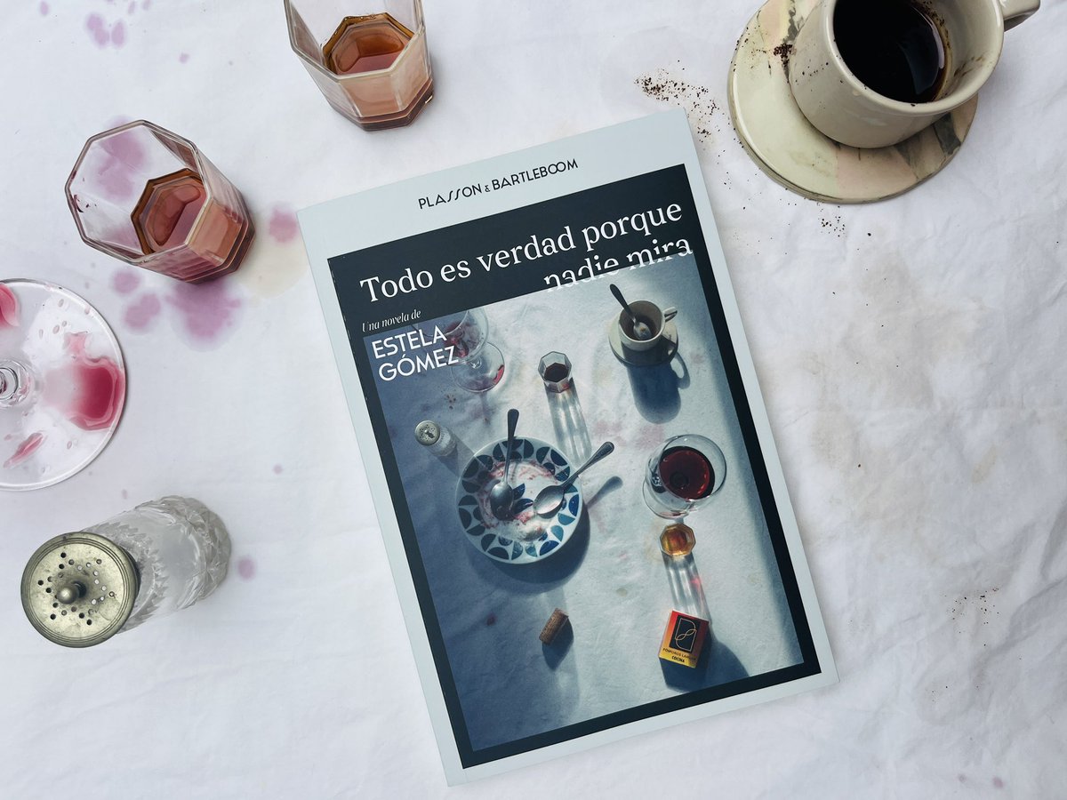 eclipsedemarr's tweet image. el 31 de marzo llegará a librerías «Todo es verdad porque nadie mira», mi primera novela.
gracias a @plassonebartleboom por tanta fe en esta historia y por saber que lo mejor siempre empieza cuando parece que ya es el fin de la fiesta.
ojalá disfrutéis de esta sobremesa.
🍷🐀💐