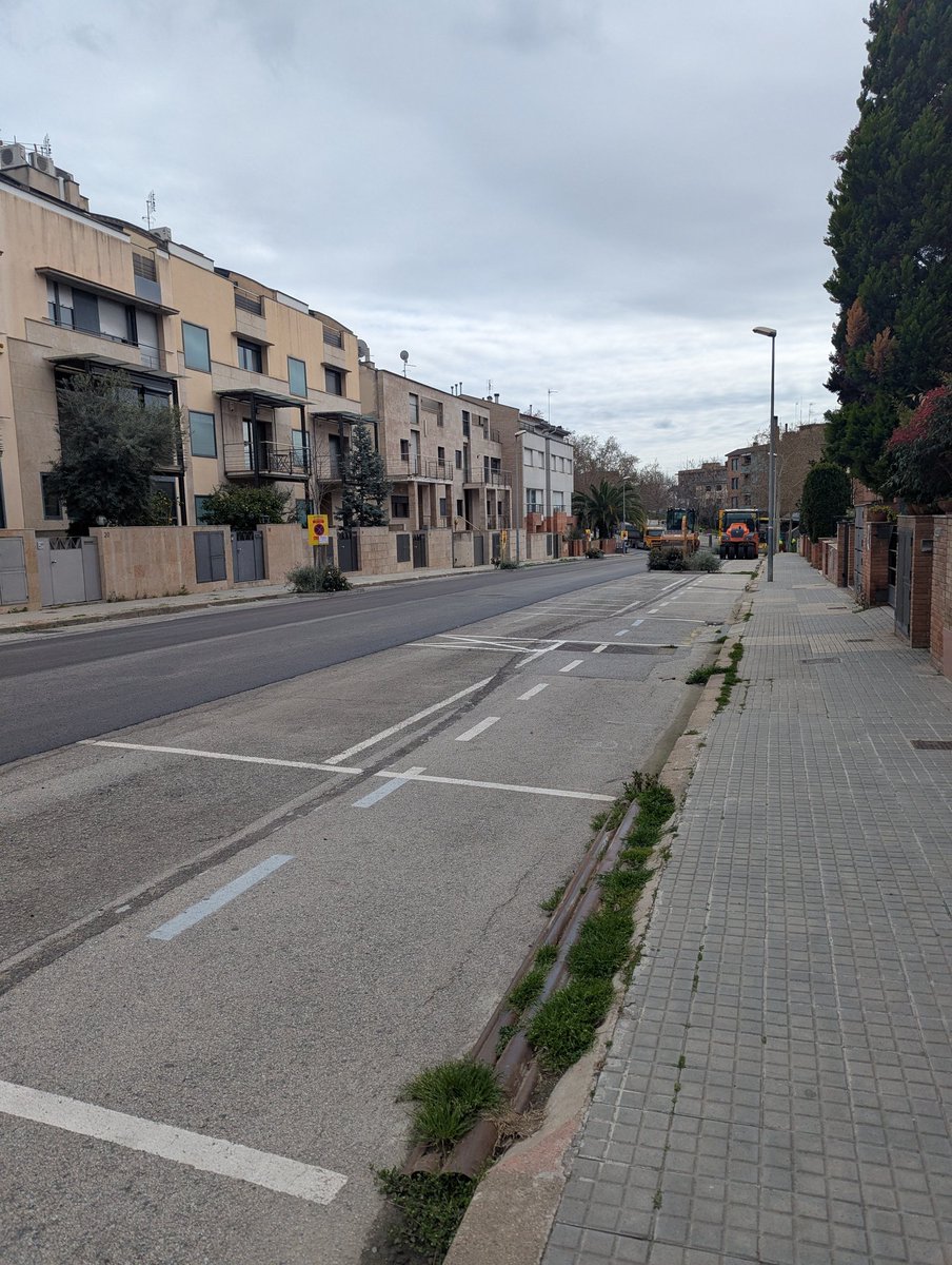 Jo no entenc perquè s'ha d'anar arreglant la ciutat a pedaços, s'asfalta el paviment del carrer Argentina, i es deixa la pitjor zona sense arreglar, a mitges i amb marques que escapen de tota lògica. M'ho podeu explicar? <a href="/granollers/">Granollers</a> <a href="/NacioGranollers/">NacióGranollers</a> #granollers
