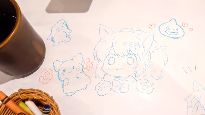 敷いてある紙にらくがきしていいお店だったので好き勝手に描いてきた('>ω∂`)☆ パンケーキめっちゃおいしかった