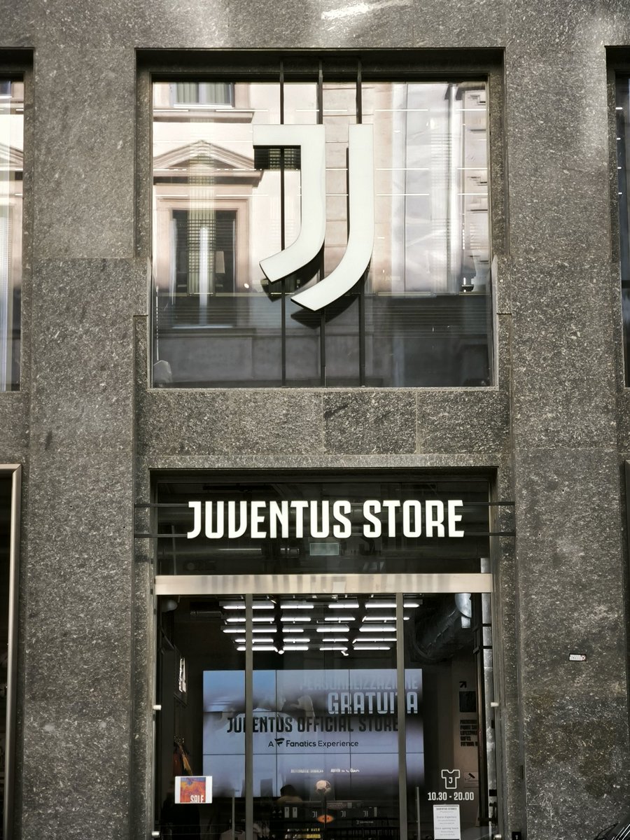 _Morik92_'s tweet photo. Nelle ultime due settimane, nello #JuveStore di Milano, le stampe più richieste sono quelle di #KoloMuani (adulto e bimbo) e #Yildiz. La maglietta numero 10, in realtà, è sempre richiesta in ogni periodo dell'anno.
Le vendite relative a #Koopmeiners (addirittura gettonato prima dell'arrivo ufficiale) e #Vlahovic sono abbondantemente in calo.