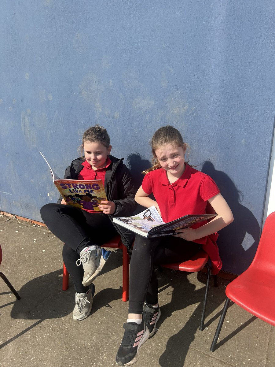 MrswhiteY6's tweet photo. Enjoying reading at lunch 📚☀️ https://t.co/qrRH9H3p4v