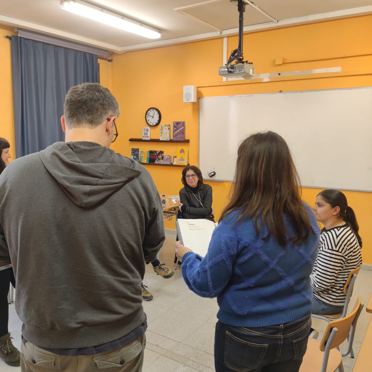 Al Taller de Poesia, ens ha visitat la poeta d’Oliva <a href="/AngelsGregori/">Àngels Gregori</a> per parlar del seu poemari Jazz (Proa, 2023). Conversar amb ella ha set un plaer. Ens ha agradat saber que sent que la poesia la salva i que quan escriu ho fa des de la urgència del dir. Moltes gràcies, Àngels!