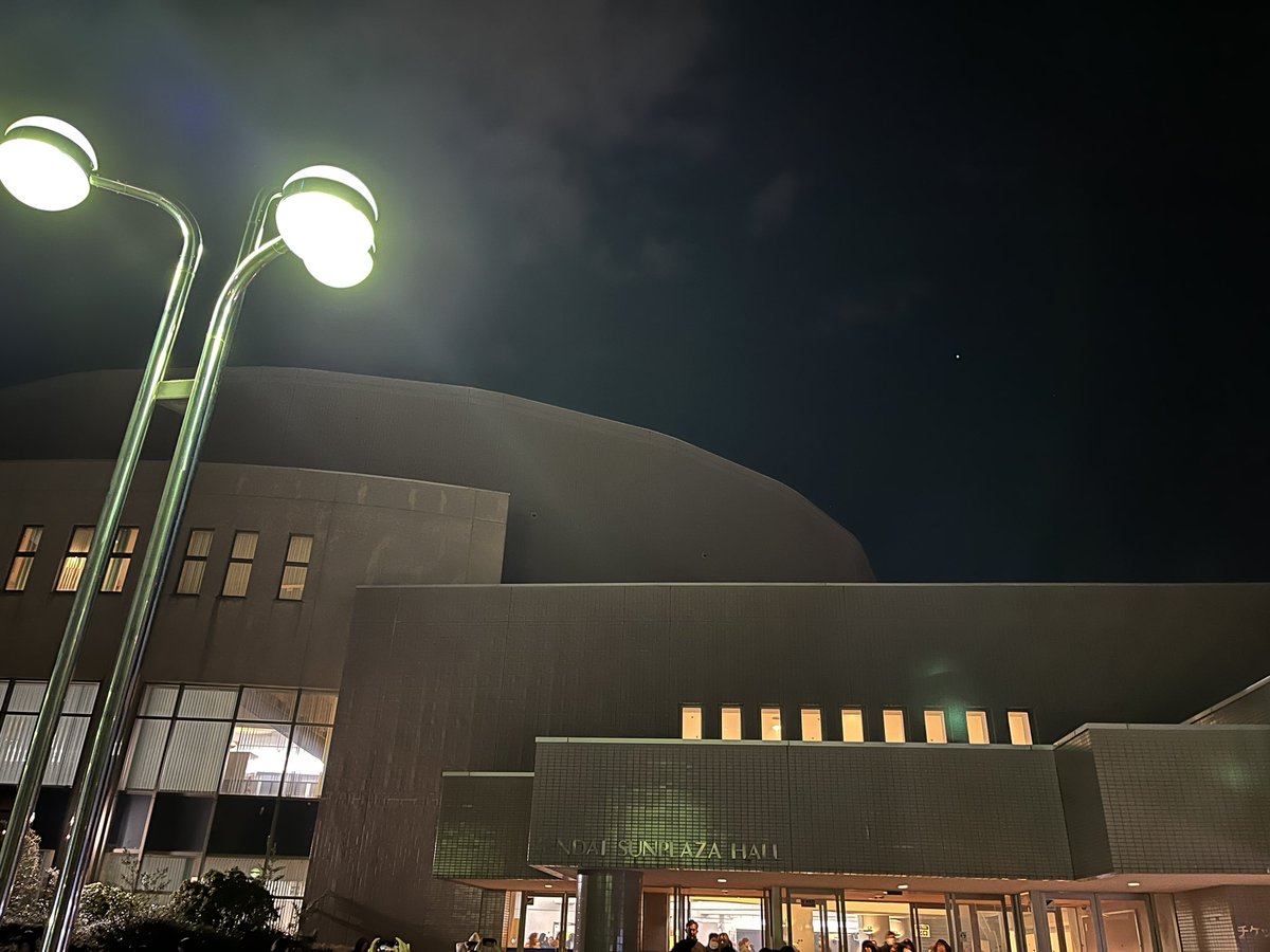 __MAkiko_'s tweet photo. 仙台サンプラザホールでイエローモンキー のライブ。やっぱりめちゃくちゃかっこいいし今1998年なのかと思った。
仙台まで来て良かった〜！ https://t.co/SKPwHt9ekm