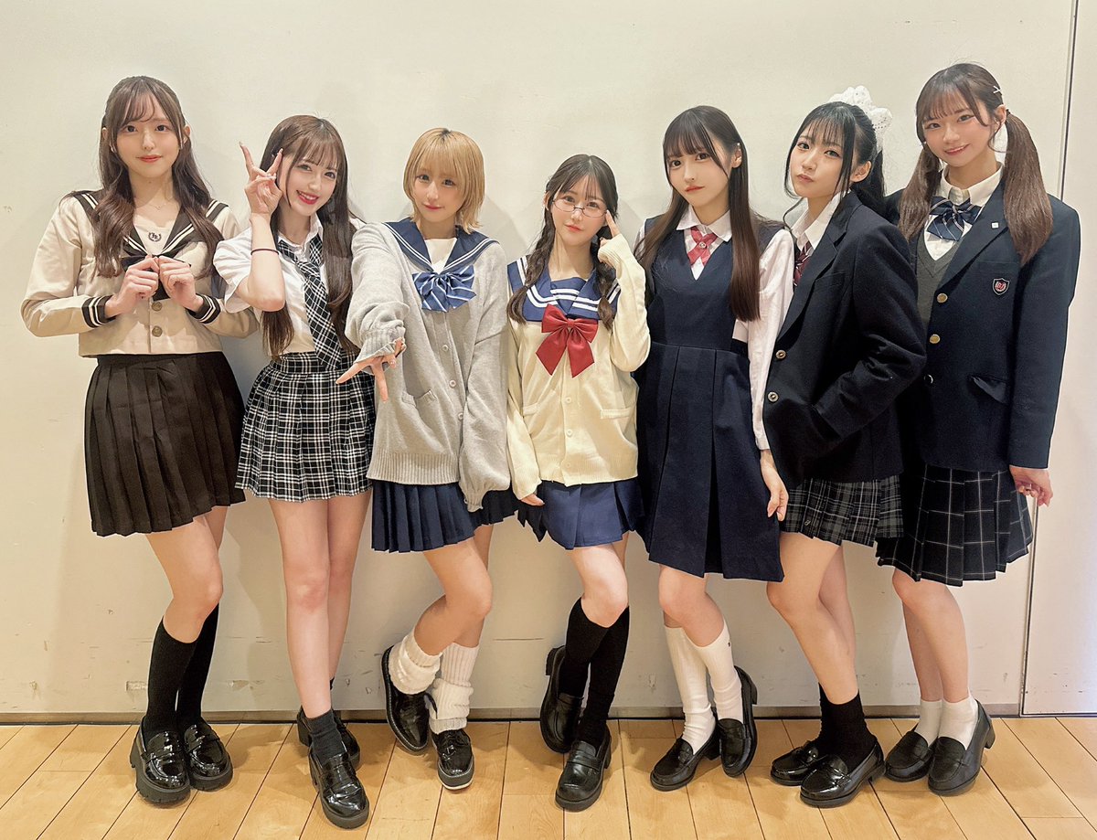 tpotona's tweet photo. 平均年齢30歳の制服ありですか？♡ https://t.co/BFlFrrrfYz
