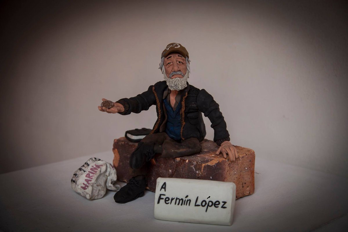 altereddie's tweet photo. Ya que es el día de la felicidad, les comparto una pequeña historia que escribí hace varios años sobre mi amigo Fermín a quien le agradezco sus reflexiones sobre la felicidad. Ya Fermín no es habitante de calle y sigue viviendo en su amada Tunja.

Tunja. Son las 7 de la mañana. Camino por la plaza de Bolívar junto a la famosa esquina de la pulmonía. Hace un frío de esos cargados de viento congelador. Escucho una voz que canta a todo pulmón “la felicidad, ja, ja, ja, ja, de sentir amor, jo, jo, jo , jor, hoy hacen cantar, ja, ja, ja , jar, a mi corazón”, voy en busca del cantante y lo encuentro allí, sentado en una acera. Le dejo unas monedas y me saluda con una sonrisa. Durante todo el día me quedo con el coro de esta canción de Palito Ortega. Me pregunto repetidamente qué es la felicidad para este hombre, pues quede contagiado con las estrofas de la felicidad desde la mañana. Tengo un día de esos de once sobre diez.
Al día siguiente lo busco nuevamente. Le cuento que tuve un día muy feliz gracias a sus coros, me dice “con mis canciones yo le emano energía positiva a la gente, me la gano cantando y no como los políticos que lo hacen robando”.
Fermín López es su nombre, es de Sogamoso y tiene 62 años.
Me dice que lleva en la calle veinte años, que su papá fue uno de los fundadores de acerías Paz de Río y que vivió en Alemania durante cinco años. Cuenta que se accidentó en su trabajo como ingeniero civil y durante un tiempo estuvo en estado de coma, le dio amnesia y se le desconectaron los cables,”dos cablecitos de la cabeza” que lo dejaron con problemas, por esto terminó en la calle y por decisión propia no quiso ser un encarte para su familia.
¿Fermín, usted se considera feliz? Claro, completamente feliz, soy amigo de los que pasan por estos lados, de abogados, concejales. Llego aquí y me voy  a la hora que se me da la gana, no marco tarjetas para nadie, vivo a la salida de la ciudad en un bosque y convivo con la naturaleza, con los animalitos, no le debo nada a nadie. Me da tristeza de esos políticos a los que les toca andar de un lado para otro en carros blindados y que hasta para ir al baño necesitan escoltas. Yo soy libre y canto porque estoy feliz, le animo el día a más de uno.
Lo malo de vivir en la calle es que uno tiene que cuidarse de las operaciones de limpieza social, yo me he salvado de más de una, ¡limpieza social, eso deberían empezarlo por las alcadías, las gobernaciones y el congreso lleno de ladrones! ¿Cuál es el pez favorito de los políticos? el róbalo, je, je.
Ahora Fermín canta “tu tienes una carita deliciosa, despeinada, ja, ja, ja, ja”. Le gustan las canciones de los sesenta y los setenta, Palito Ortega y Leonardo Favio son sus cantantes favoritos.
Fermín es un amante de Tunja, habla maravillas de la ciudad “¡Frío! ¡frío en Alemania, con esos días corticos y nieve por todo lado y sin ver el sol, eso sí es frío, aquí no llega el chikunguña ni ese tipo de bichos, no llegan ni los chulos, bueno algunos pero vestidos de sotana. Tunja no tiene ladrones, excepto los curas y los políticos, es una ciudad muy sana. Aquí el agua es de lo mejor, limpiecita. Los tunjanos tienen fama de asolapados pero yo no creo eso, me gusta la gente de por aquí, es muy buena. Las universidades también son de lo mejorcito”.
Le cuento a Fermín que tengo una exposición en la casa de la cultura y lo invito a que vaya conmigo. Fermín sonríe y me acompaña. Observa las fotografías de habitantes de calle en Los Angeles mientras yo le pregunto si le gustaría posar para que yo lo haga, el me dice entusiasmado que sí, que él es un personaje de la ciudad.
Hacemos una pausa mientras él se toma un café y yo voy por mi kit personal. Traigo mis plastilinas y empiezo a modelarlo. Mucha gente se acerca mientras Fermín, sentado, habla y habla echándole vainazos a todos los que ve por allí con cara de empleados oficiales. Ríe a carcajadas, cuenta anécdotas de su vida, habla de política.
Yo mientras tanto detallo sus zapatos negros gastados y empolvados. Modelo su costal de harina cargado de sus no se ques, su piel enrojecida por el sol y endurecida por el viento, sus manos arrugadas, su chaqueta de cuero, su saco lleno de motas, su vestido de paño barato color café, su reloj inmenso, sus ojos rosados y verdes, sus arrugas pronunciadas en la cara, su barba con infinitos matices de gris, su gorra con un estampado que parece el graffiti de algún pintor callejero confundido.
La gente lo escucha y me observan trabajar. Pasa una hora y cuando Fermín ve su escultura en plastilina sonríe y me felicita, me señala y le dice al público “este es todo un artista”. Nos abrazamos y nos tomamos fotos para la prensa, la televisión y todos los curiosos que ven en este encuentro algo poco común.
Ahora la gente se toma fotos con Fermín, le preguntan todo tipo de cosas, miran al muñeco, lo miran a él. Es el personaje central de la exposición.