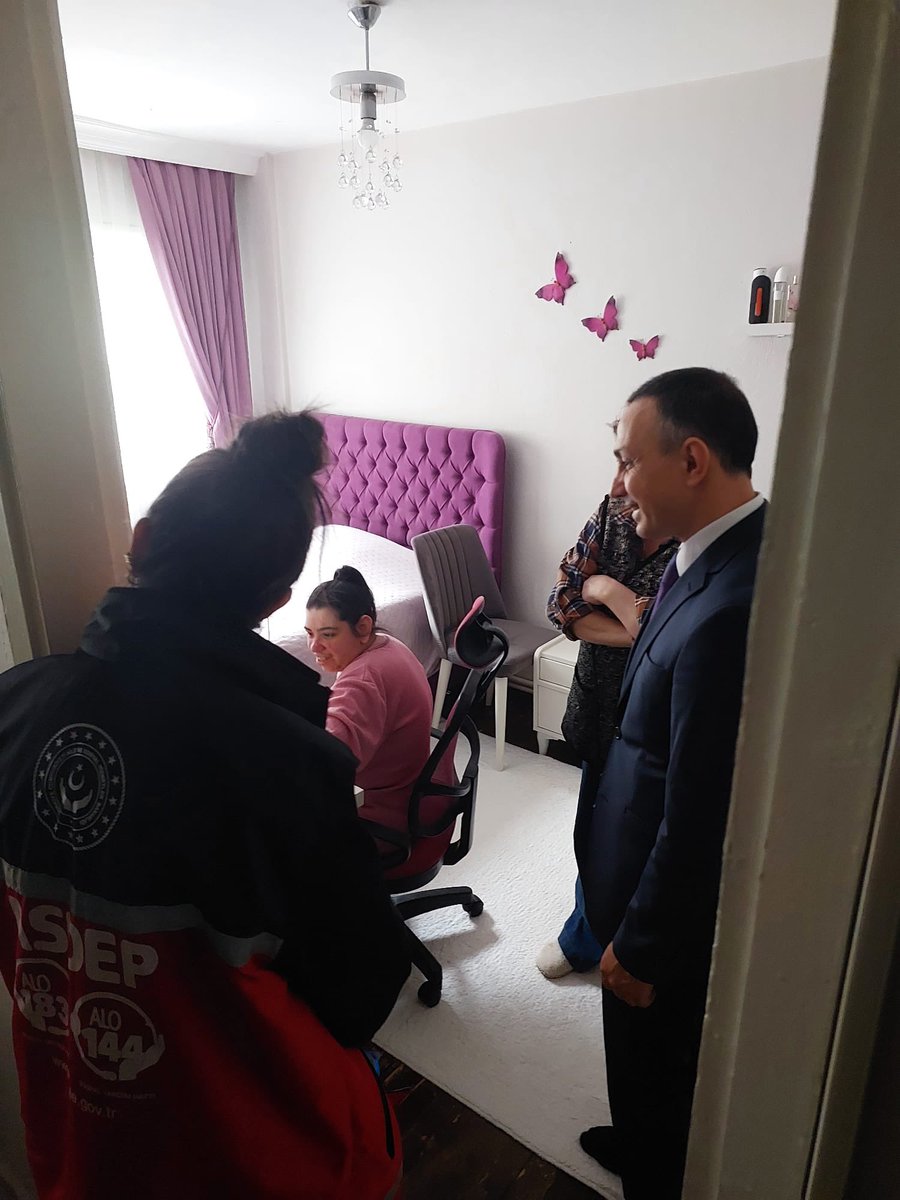 izmirASHM's tweet photo. İl Müdür Yardımcılarımız Zehra HOŞGELDİ ve Adem SOYLU, Ramazan ayı kapsamında hane ziyaretleri gerçekleştirerek ailelerimizin istek ve ihtiyaçlarını yerinde tespit etmişlerdir. Ziyaretlerde vatandaşlarımızla sohbet edilerek Ramazan ayının bereketi ve manevi ruhu paylaşılmıştır.
@tcailesosyal