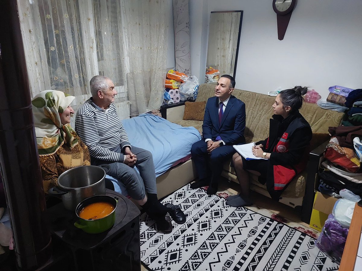 izmirASHM's tweet photo. İl Müdür Yardımcılarımız Zehra HOŞGELDİ ve Adem SOYLU, Ramazan ayı kapsamında hane ziyaretleri gerçekleştirerek ailelerimizin istek ve ihtiyaçlarını yerinde tespit etmişlerdir. Ziyaretlerde vatandaşlarımızla sohbet edilerek Ramazan ayının bereketi ve manevi ruhu paylaşılmıştır.
@tcailesosyal