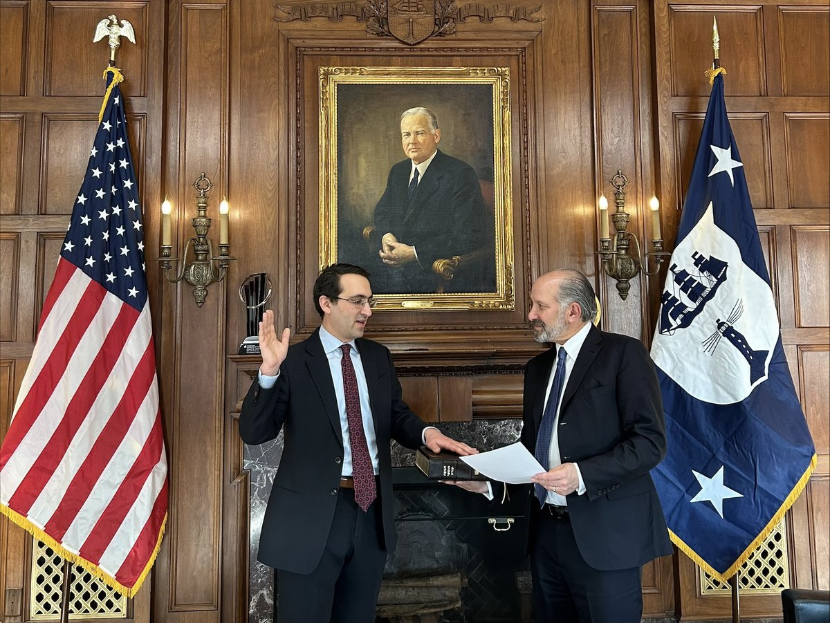 🎉 Commerce welcomes Jeffrey I. Kessler, the newly sworn-in Under Secretary for Industry and Security. 

Get ready to hit the ground running at <a href="/BISgov/">BISgov</a>!