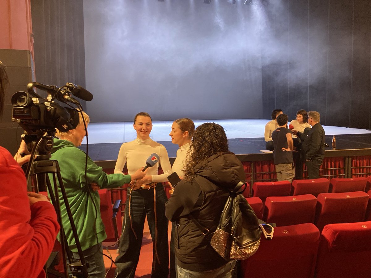 Esta mañana el alumnado de ⁦<a href="/Dantzerti/">Dantzerti</a>⁩ ha estado presentando a los medios BASAZURIA-BLANCO FURIOSO el espectáculo q estrenan esta tarde en #Barakaldo Antzokia dirigido por #LaIntrusa
➡️ Funciones hoy y mañana, invitaciones en taquilla hasta completar aforo