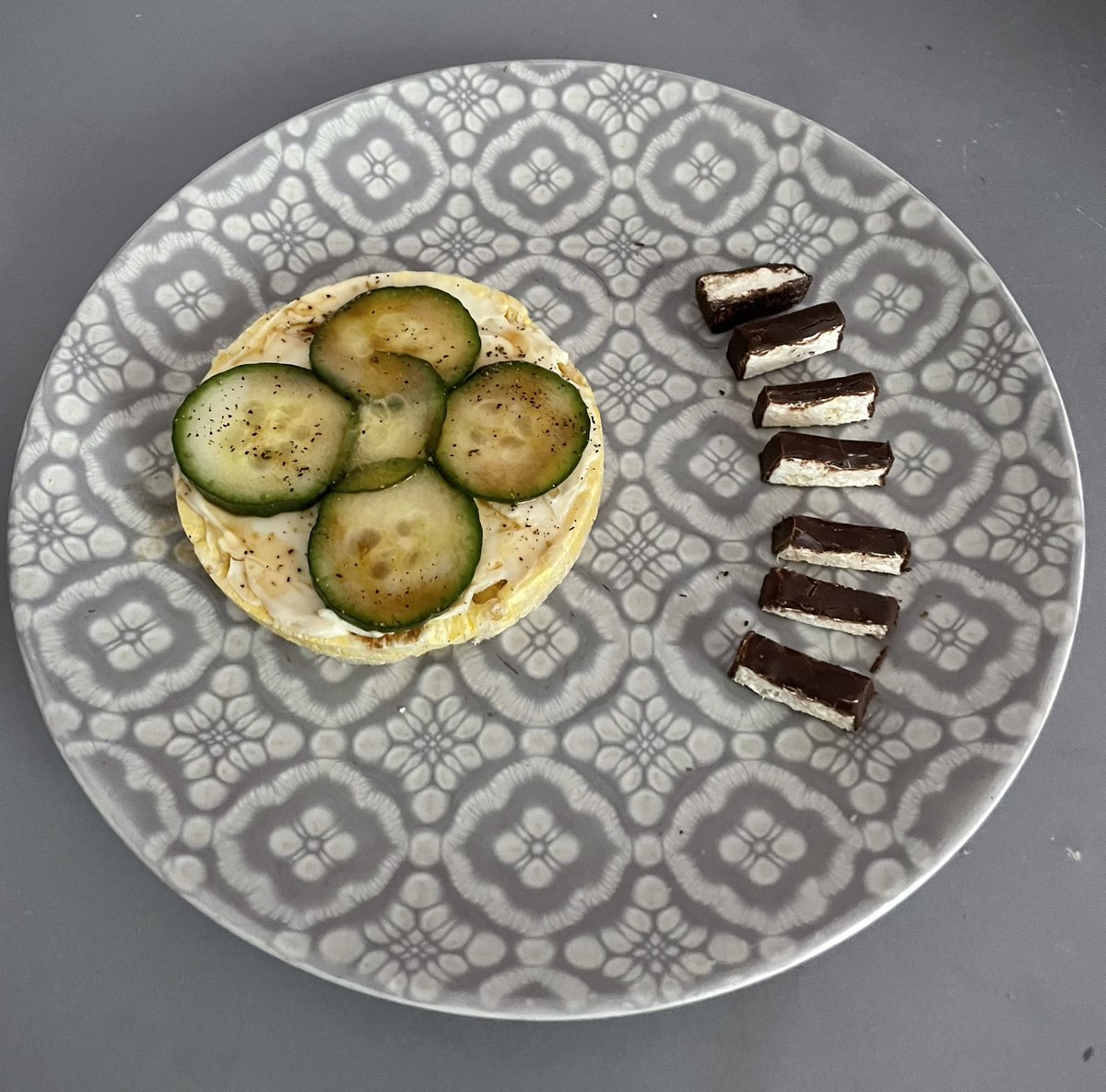 Rice cake~ 26 cals
Cream cheese~ 24 cals
Cucumber~ 2 cals
Soy sauce~ 3 cals
1/2 coconut whip~ 38 cals
Total= 93 cals!!