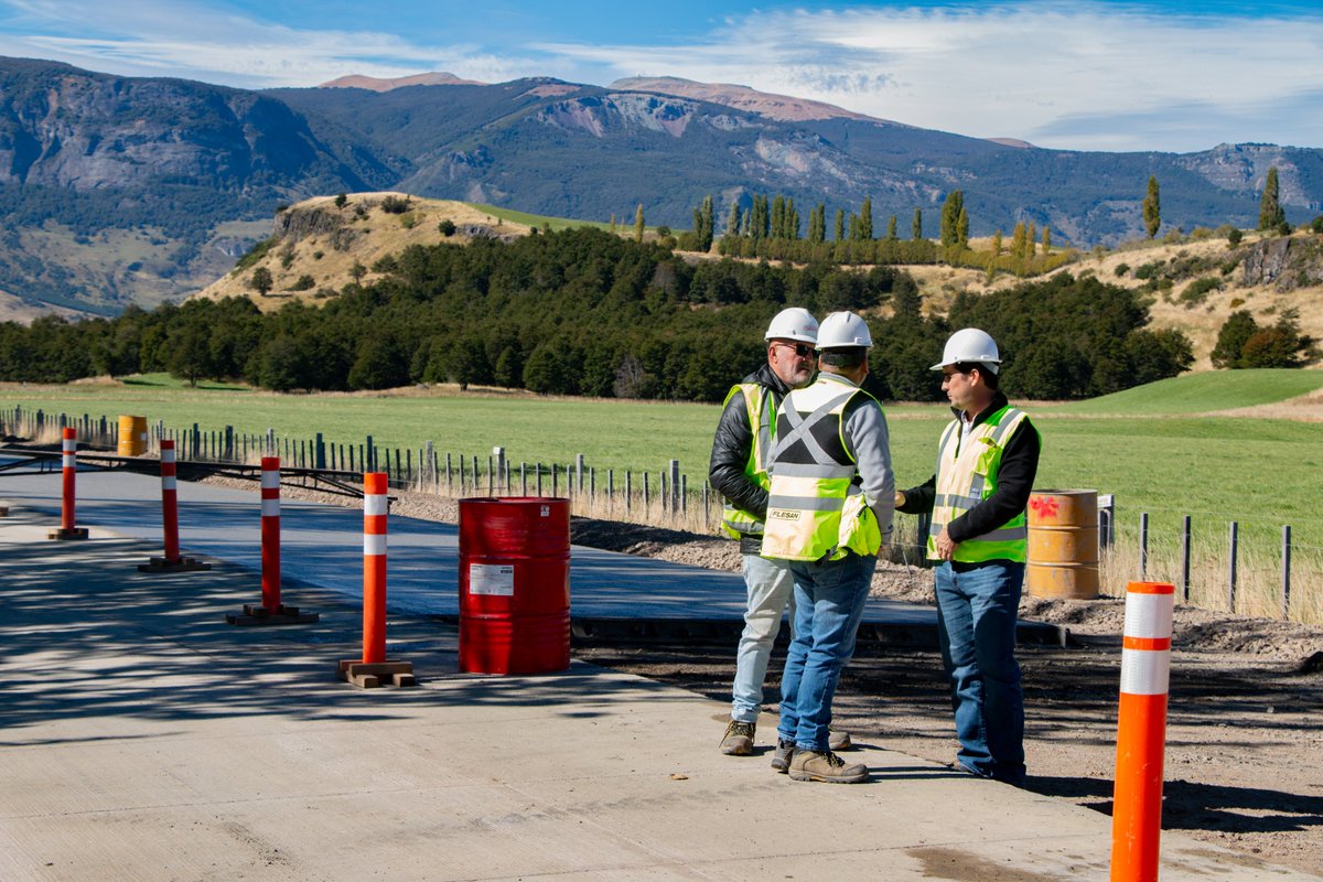 MOPAysen's tweet photo. 🚧✨ Intercambio de experiencias en terreno ✨🚧

🔵🔴Una delegación del Ministerio de Obras Públicas de Paraguay visitó las obras de pavimentación del camino a Lago Atravesado para conocer de primera mano la tecnología innovadora que #MOPAysén está implementando en sus proyectos https://t.co/Bh66hzlNVi
