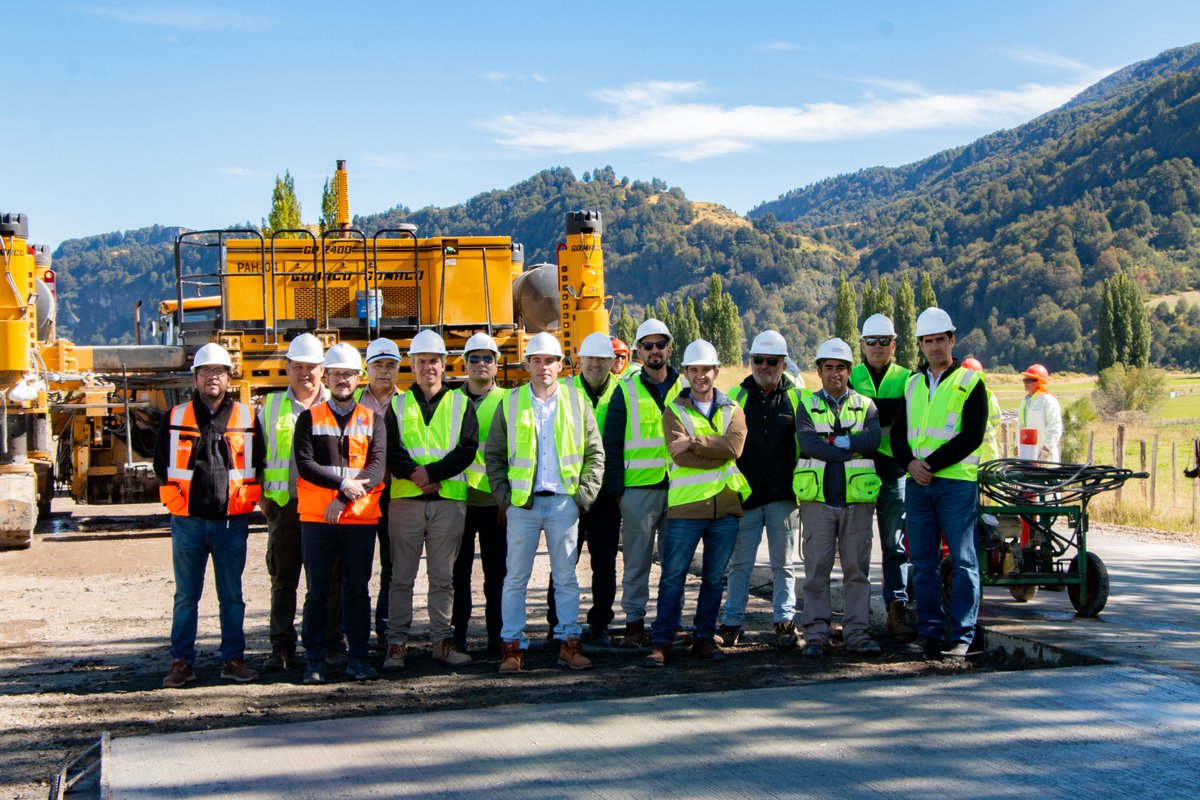 MOPAysen's tweet photo. 🚧✨ Intercambio de experiencias en terreno ✨🚧

🔵🔴Una delegación del Ministerio de Obras Públicas de Paraguay visitó las obras de pavimentación del camino a Lago Atravesado para conocer de primera mano la tecnología innovadora que #MOPAysén está implementando en sus proyectos https://t.co/Bh66hzlNVi
