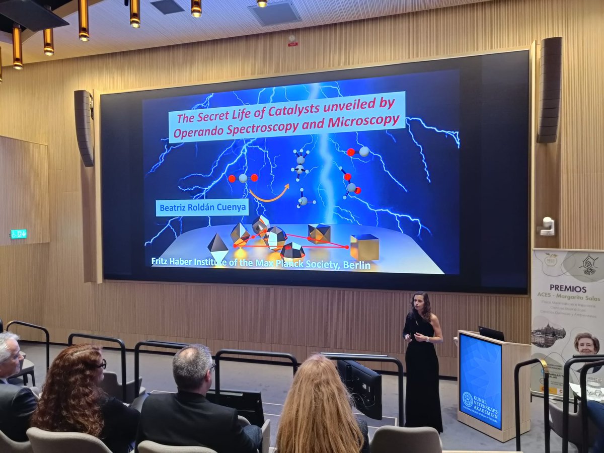 Nuestro presidente saliente y nuestra presidenta entrante se encuentran en los premios Margarita Salas donde han tenido el honor de presenciar la ponencia de Beatriz Roldán