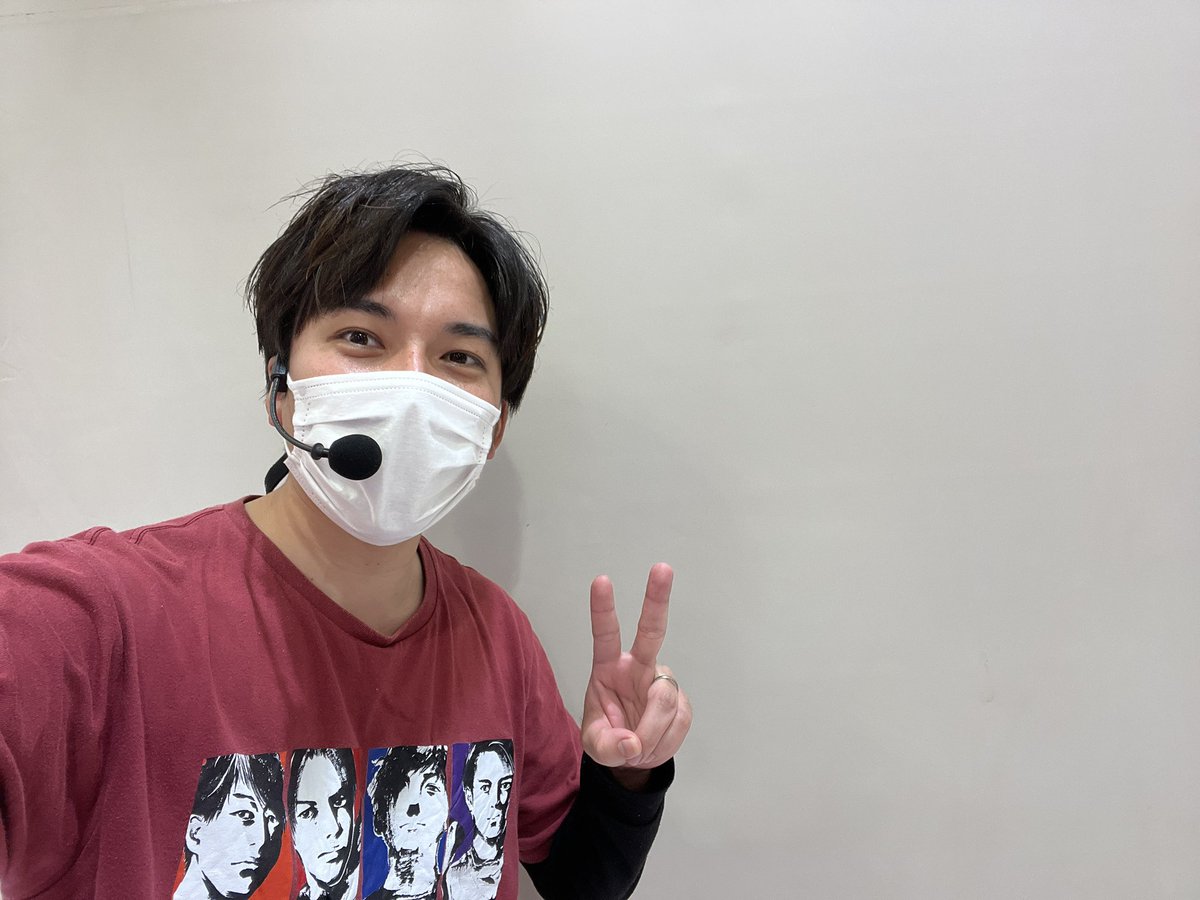 なんで白い壁を背景に一人で自撮りしてるんですかねぇ この真相は後日